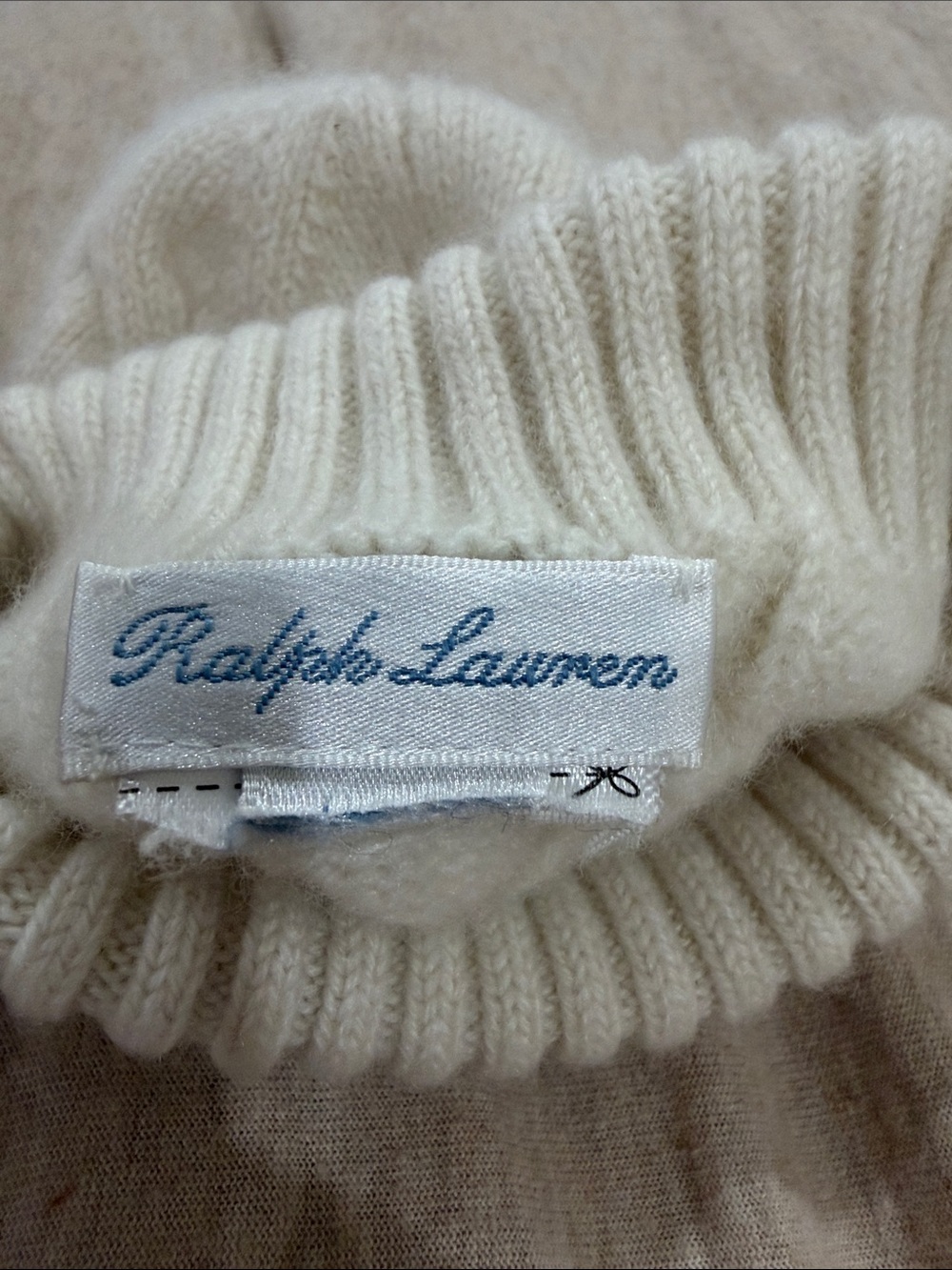 Ralph Lauren Cashmere Cream Cable Knit Beanie - Picture 2 of 2